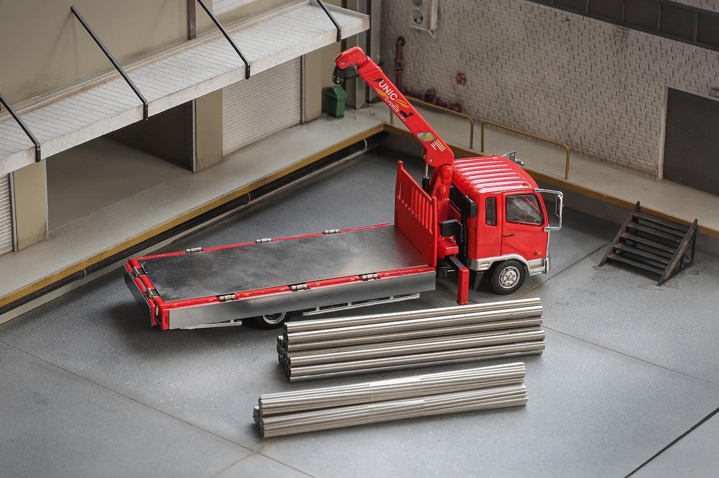 GCD #487 1/64 Mitsubishi Fuso Fighter Red RHD w/ Coarse & Fine Metal Tubes