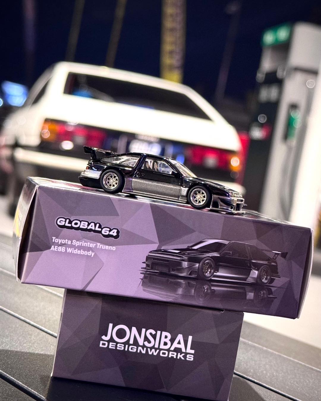 TARMAC WORKS 1/64 TOYOTA SPRINTER TRUENO AE86 WIDEBODY BLACK/GREY - EVENT SPECIAL