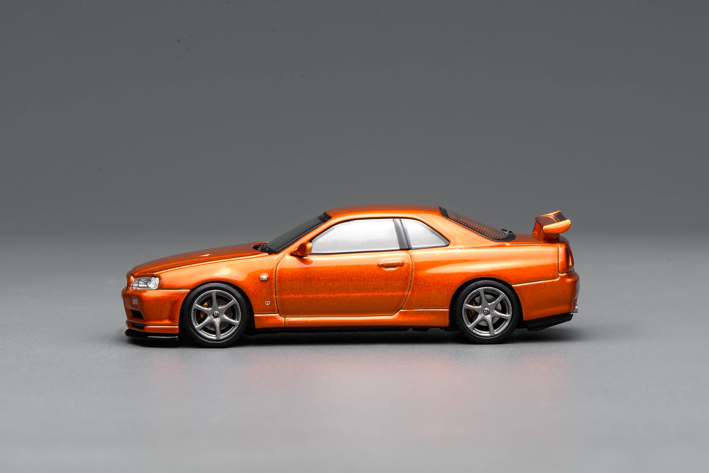 * PRE ORDER * MOTORHELIX 1/64 Nissan Skyline GT-R(R34) V-Spec ll Customised Metallic Orange M63471