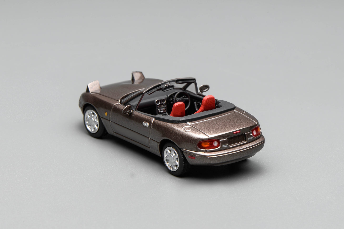* PRE ORDER * MOTORHELIX 1/64 MAZDA EUNOS ROADSTER (NA) RHD METALLIC BROWN M60207R