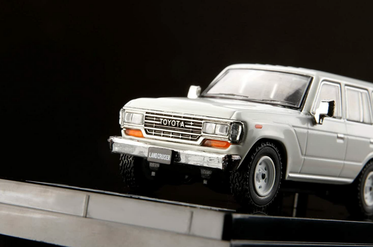 Hobby Japan 1/64 Toyota Landcruiser 60 GX 1988 White HJ641039BW