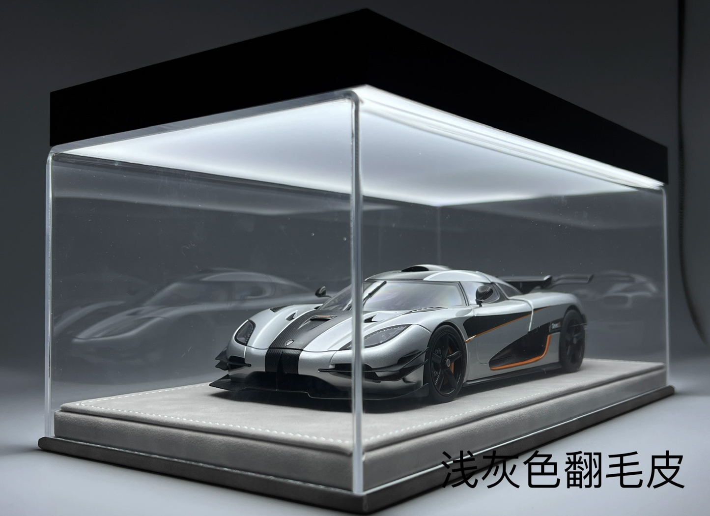 1/18 ACRYLIC DISPLAY WITH WHITE PLUSH BASE