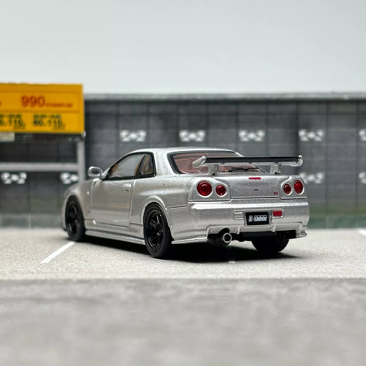 Motorhelix 1/64 NISSAN SKYLINE GT-R R34 V SPEC II E - SPARKLING SILVER M63406