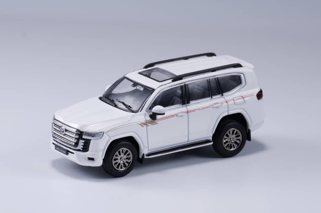 G.C.D 1/64 TOYOTA LAND CRUISER LC300 WHITE #153 (RHD)
