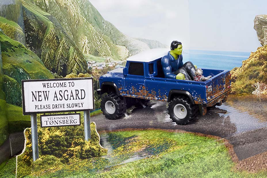 SDCC 2020 Mattel Hot Wheels Marvel Land Rover Defender 110 Truck Rocket & Hulk