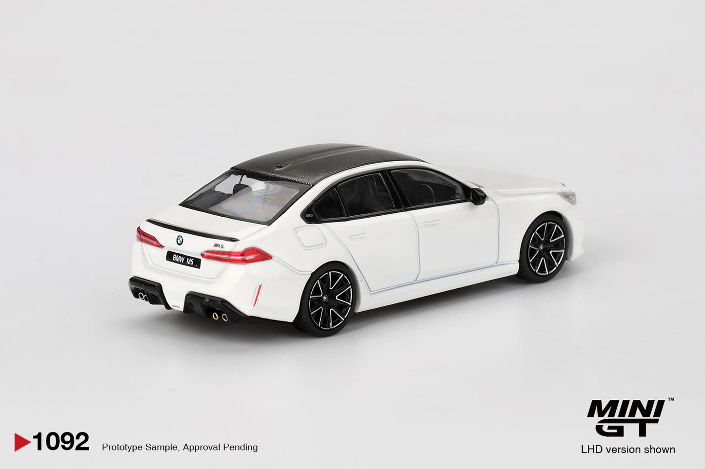 MINI GT #1092 1/64 BMW M5 Alpine White (RHD)