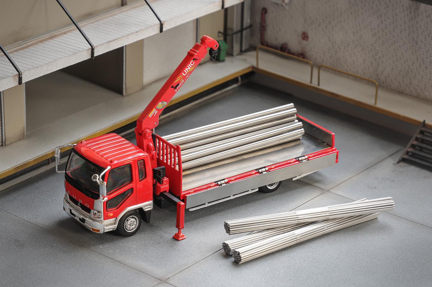 GCD #487 1/64 Mitsubishi Fuso Fighter Red RHD w/ Coarse & Fine Metal Tubes