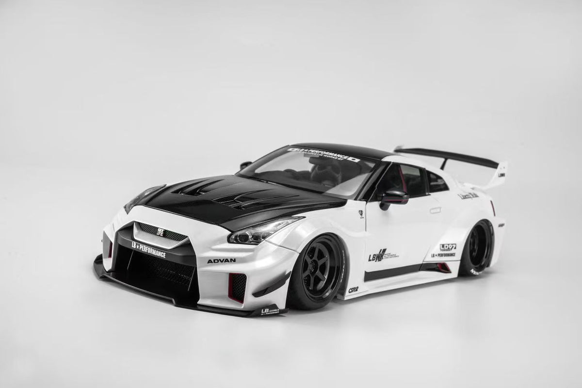 * PRE ORDER * MOTORHELIX 1/18 LB-Silhouette Works Nissan 35GT-RR VER.2 WHITE W/ CF BONNET M80801