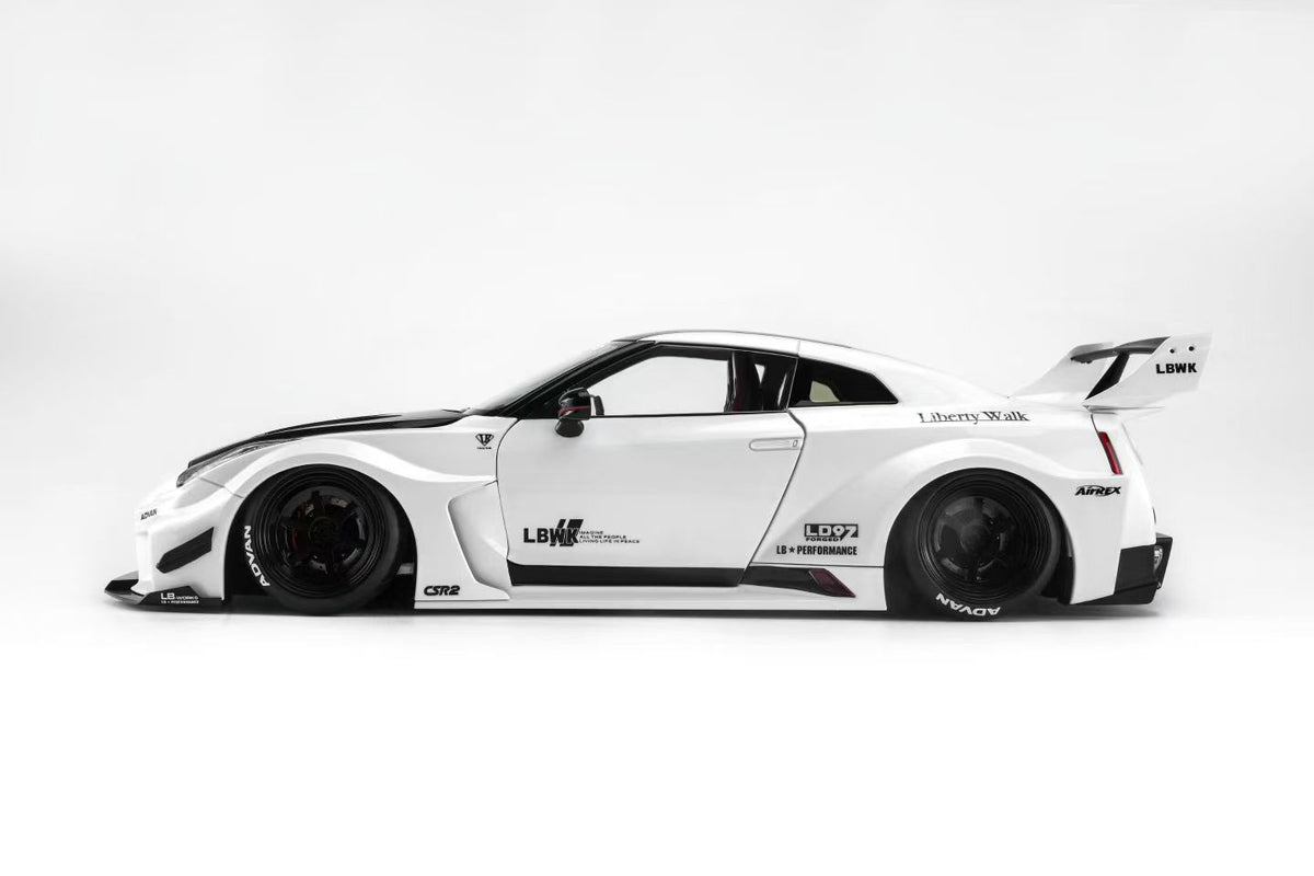 * PRE ORDER * MOTORHELIX 1/18 LB-Silhouette Works Nissan 35GT-RR VER.2 WHITE W/ CF BONNET M80801
