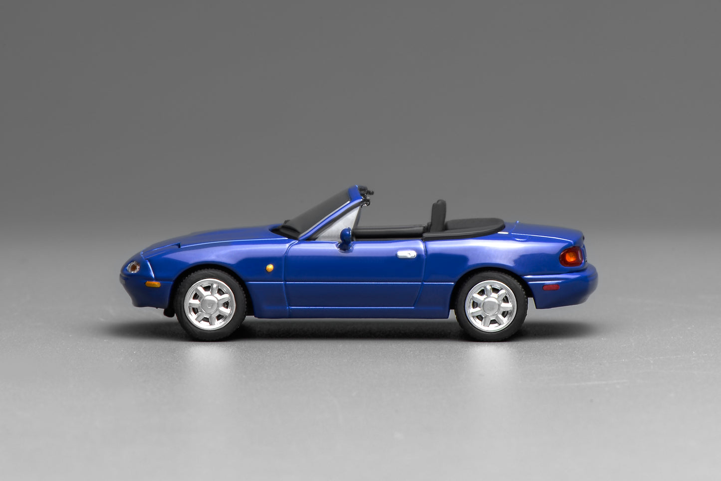 * PRE ORDER * MOTORHELIX 1/64 MAZDA EUNOS ROADSTER (NA) RHD  LAGUNA BLUE M60202R