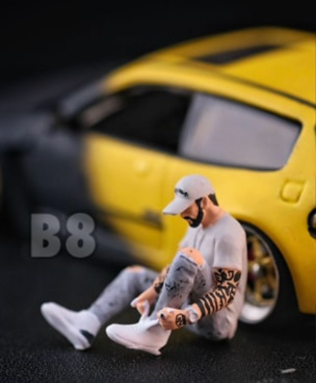 JMG FIGURINE 1/64 FIGURE SITTING DOWN WHILE TYING SHOELACE - SERIES 14 ( B8 )