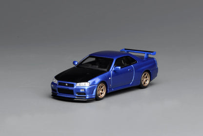 MOTORHELIX 1:64 NISSAN SKYLINE GT-R (R34) V-SPEC II CUSTOMIZED BAYSIDE BLUE W/ CARBON FIBER BONNET M63450