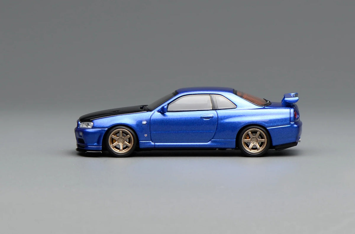 MOTORHELIX 1:64 NISSAN SKYLINE GT-R (R34) V-SPEC II CUSTOMIZED BAYSIDE BLUE W/ CARBON FIBER BONNET M63450
