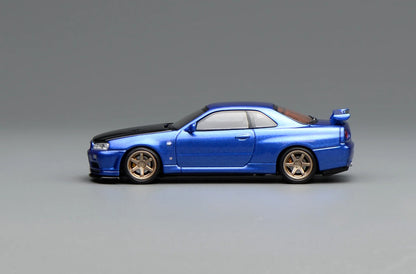 MOTORHELIX 1:64 NISSAN SKYLINE GT-R (R34) V-SPEC II CUSTOMIZED BAYSIDE BLUE W/ CARBON FIBER BONNET M63450