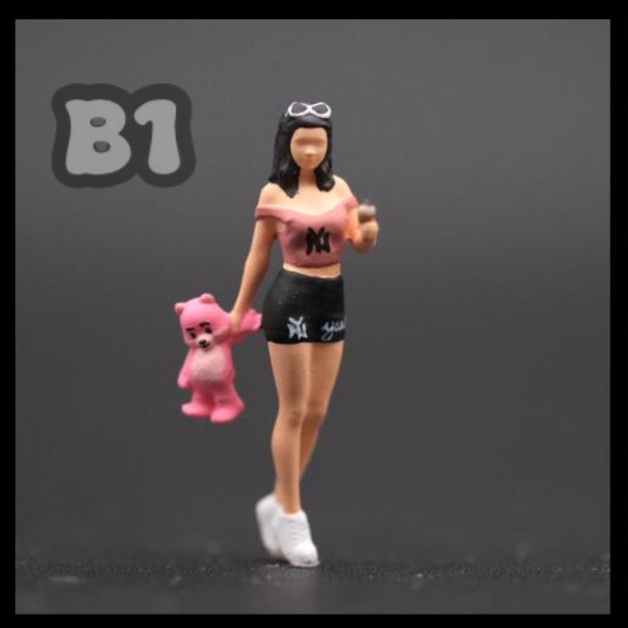 JM FIGURINE 1/64 FIGURE HOLDING TEDDYBEAR - SERIES 17 (B1)