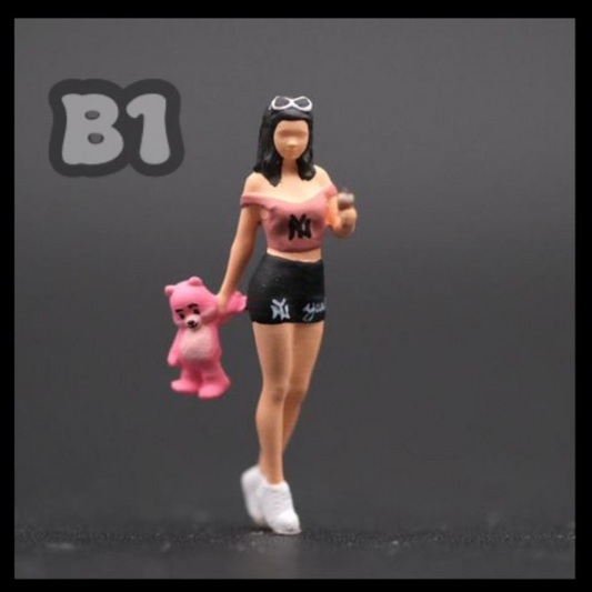JM FIGURINE 1/64 FIGURE HOLDING TEDDYBEAR - SERIES 17 (B1)