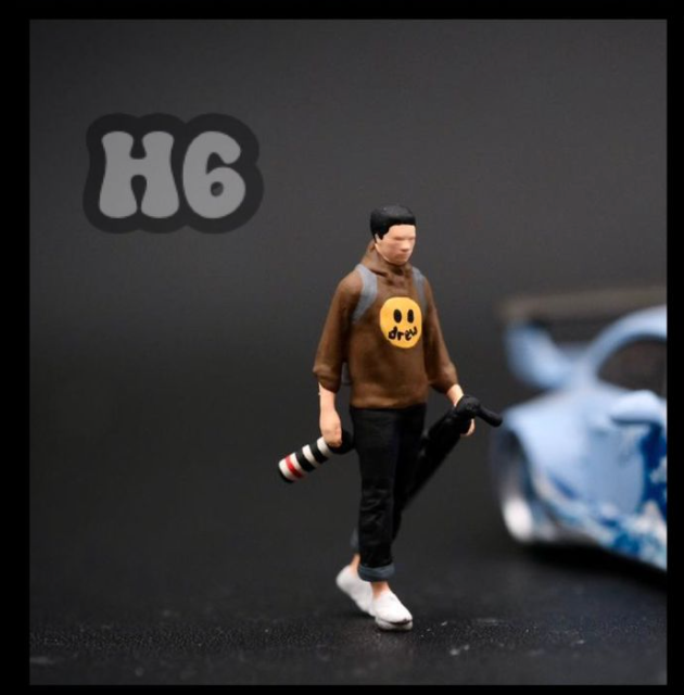 JM FIGURINE 1/64 FIGURE HOLDING CAMERA EQUIPMENT - SERIES 17 (H6)