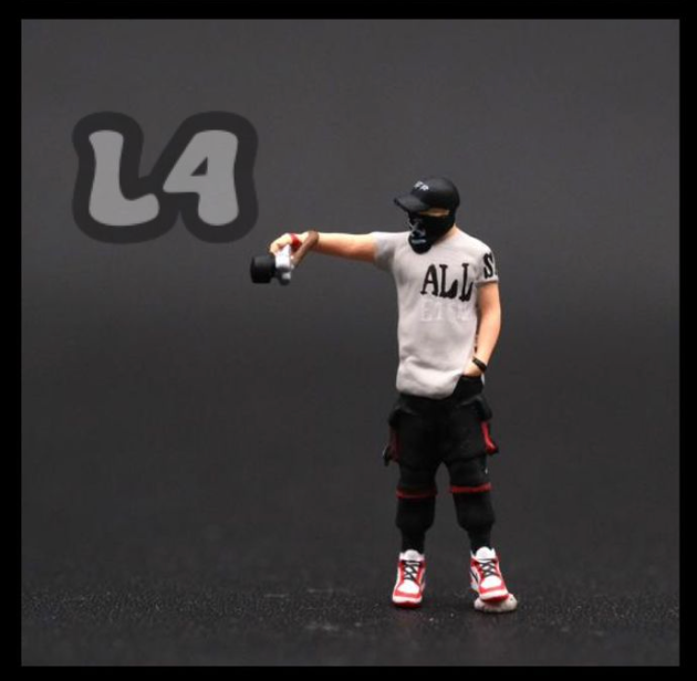 JM FIGURINE 1/64 FIGURE TAKING PHOTO - SERIES 17 (L4)