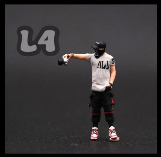 JM FIGURINE 1/64 FIGURE TAKING PHOTO - SERIES 17 (L4)