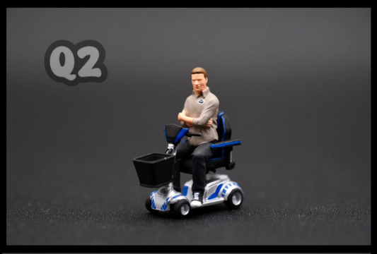 JM FIGURINE 1/64 FIGURE SITTING ON PMD - SERIES 17 (Q2)