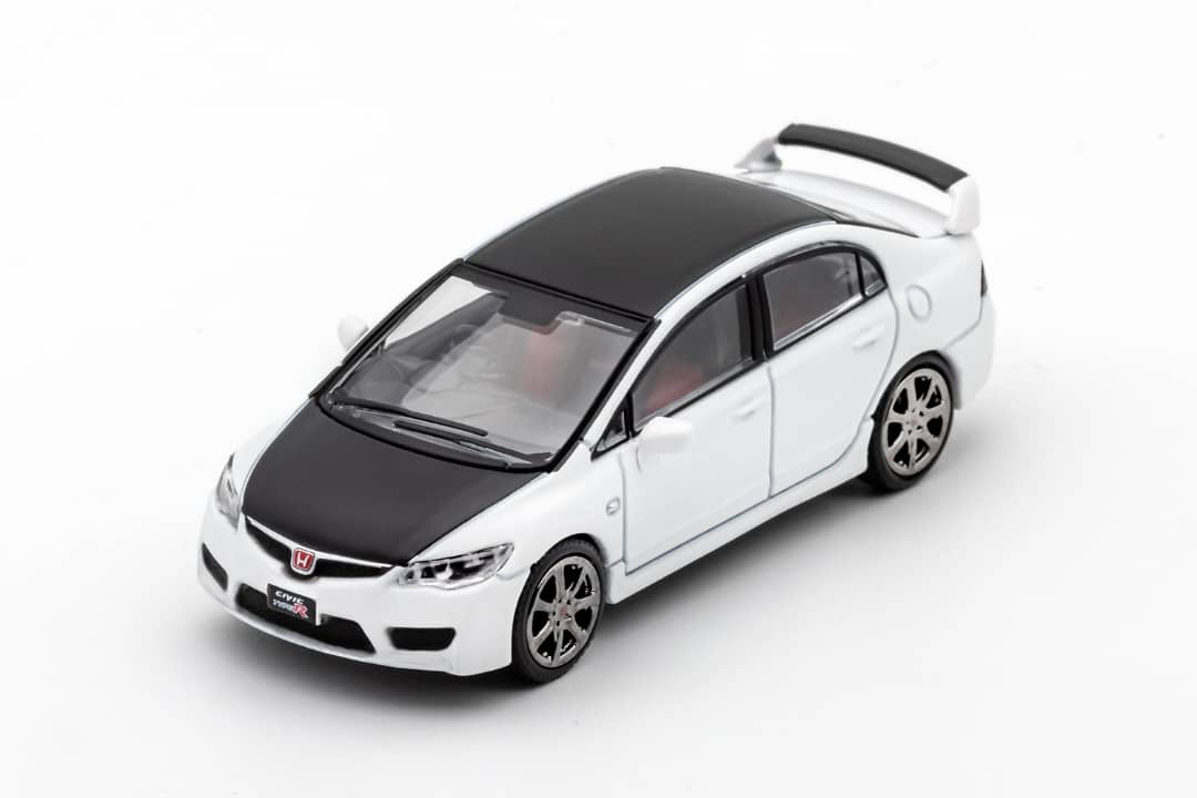 DCT 1/64 HONDA CIVIC FD2 TYPE R - PEARL WHITE WITH MATT BLACK BONNET