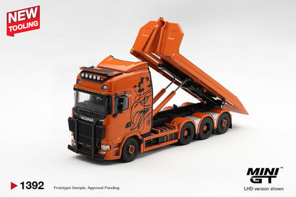* PRE ORDER * MINI GT #1392 1/64 Scania 770S B8x4NA Hooklift Flatbed Orange (RHD)