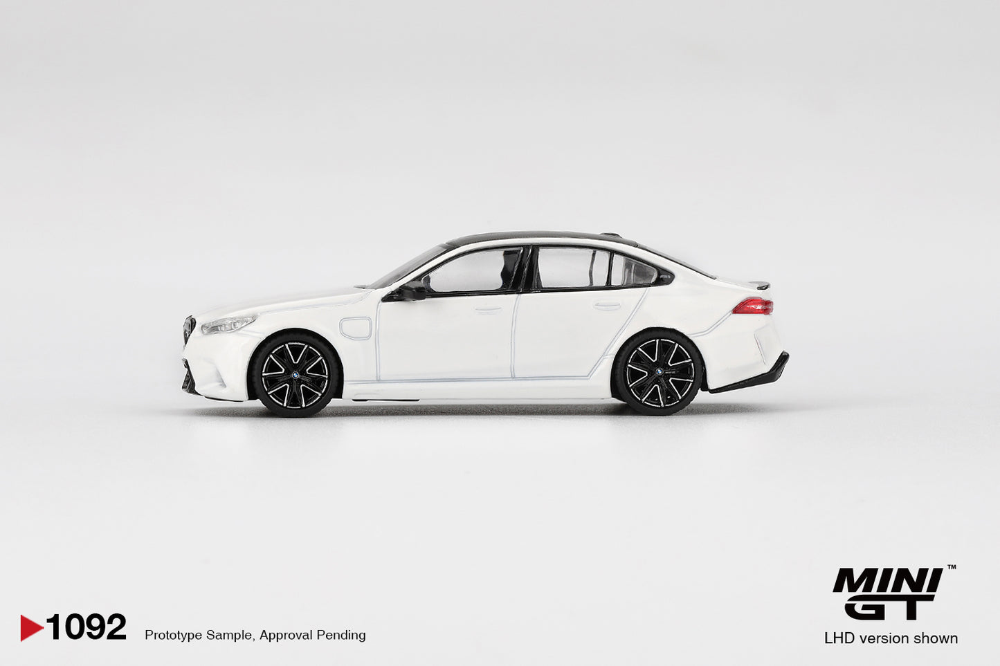 MINI GT #1092 1/64 BMW M5 Alpine White (RHD)